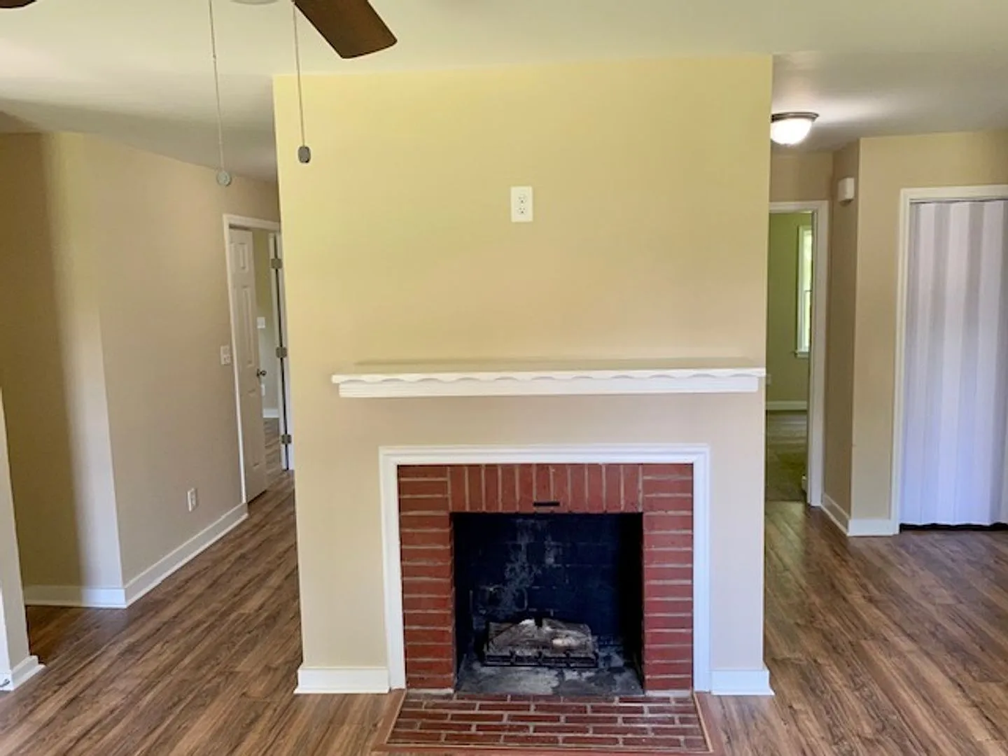 Available Now-Three Bedroom/Two Bath Bungalow - Great Location! — Photo 4
