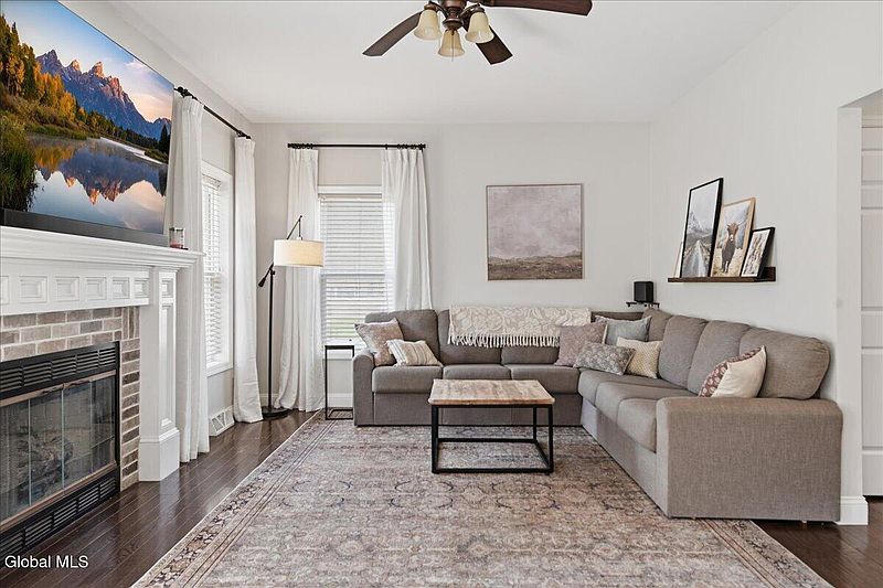 3rd image of 2 Cheyene Court