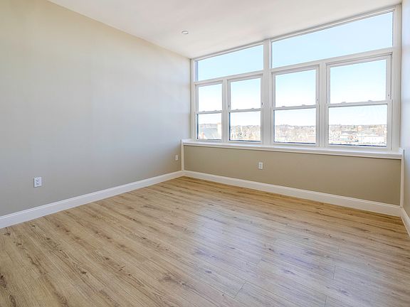 4th image of 340 Main St APT 703