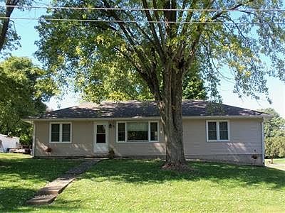 1st image of 302 S 1st St