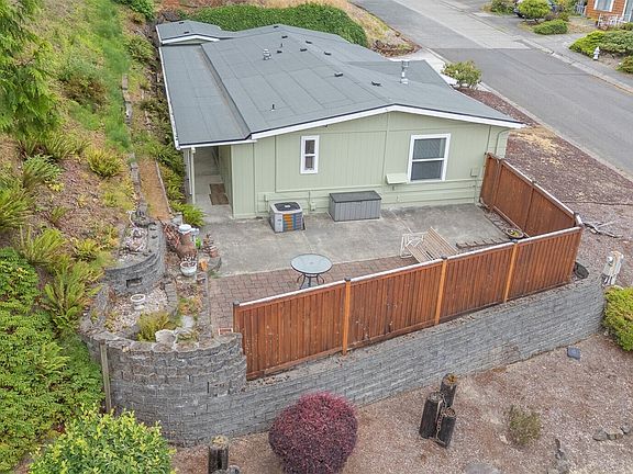 2nd image of 17336 Woodcrest Drive NE