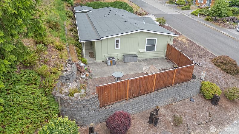 2nd image of 17336 Woodcrest Drive NE
