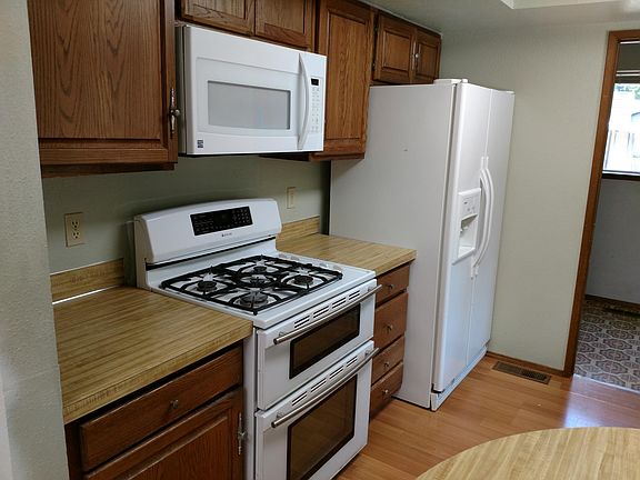 5th image of 975 Hillandale Dr E