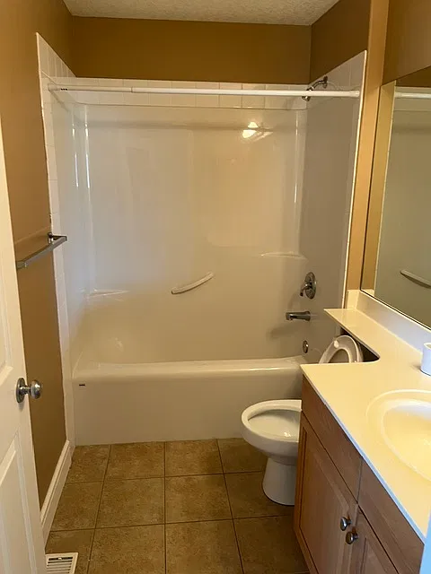 3 bed, 2.5 bath, 2243 sqft, $2,400 — Photo 4