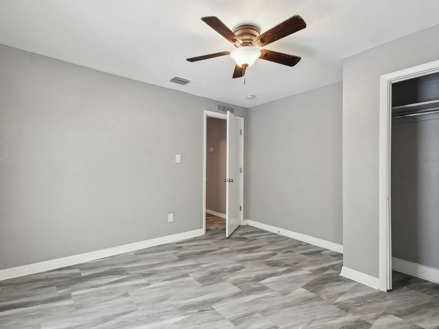 2 bed, 880 sqft, $2,400 — Photo 3