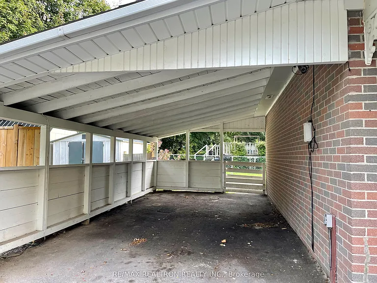 796 Arnold Cres #MAIN — Photo 2