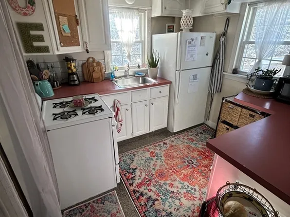 969 Plymouth St APT 5, Abington, MA 02351