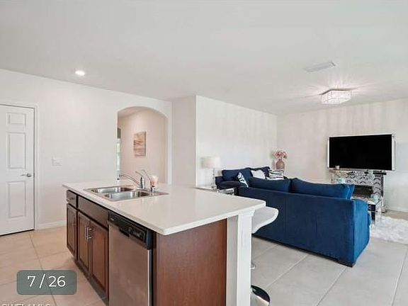 4th image of 1009 Jacaranda Pkwy E