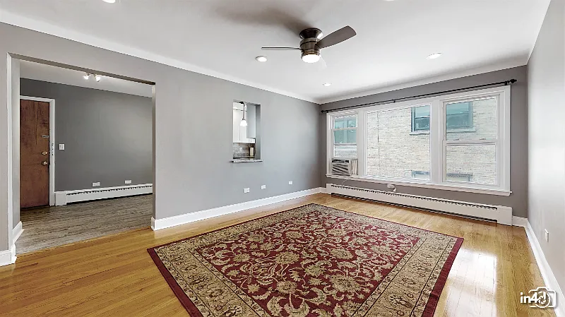 Bright Top-Floor 2BR / 1.5BA -Condo Hardwood Floors, Heat Included — Photo 4