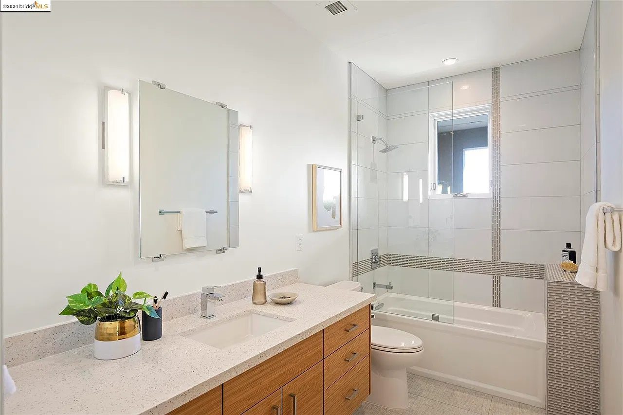 4 bed, 3.5 bath, 3400 sqft, $1,600 — Photo 2