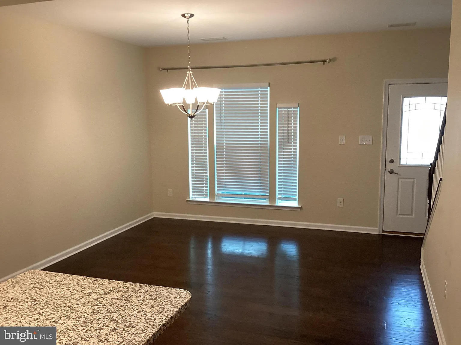 3 bed, 2.5 bath, 2100 sqft, $3,000 — Photo 4