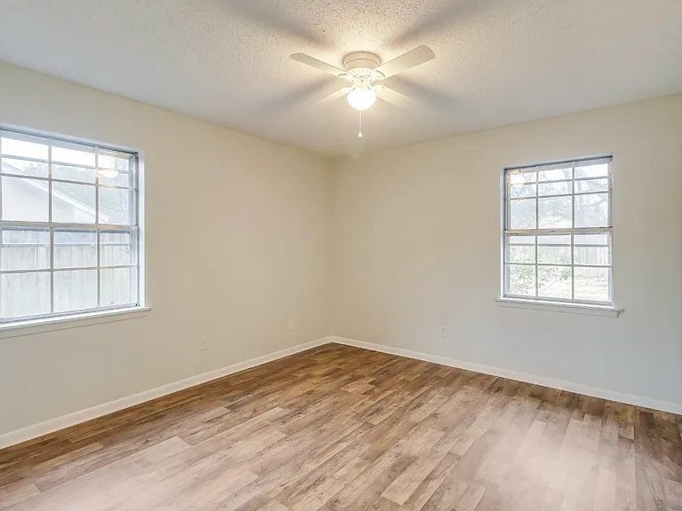 327 Dianne Dr — Photo 15