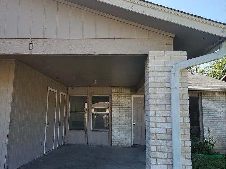 905 Fieldwood Dr #B — Photo 2