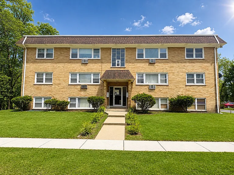 255 E Oak St #10 — Photo 1