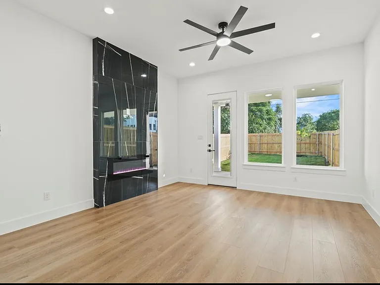 3523 S Harwood St — Photo 3