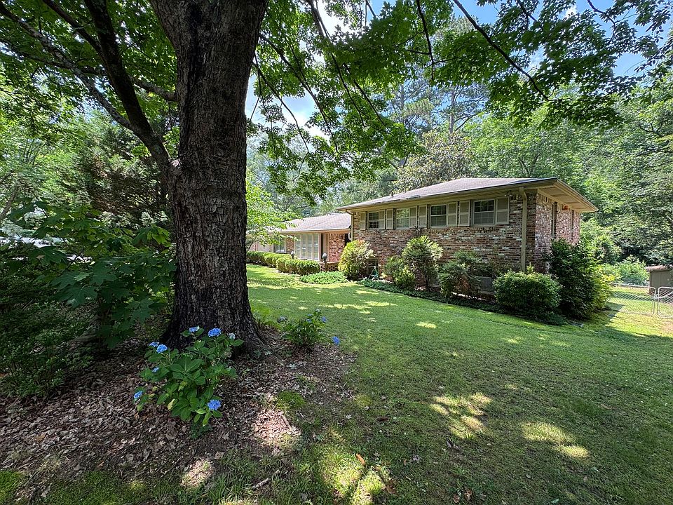 1st image of 605 Country Club Dr