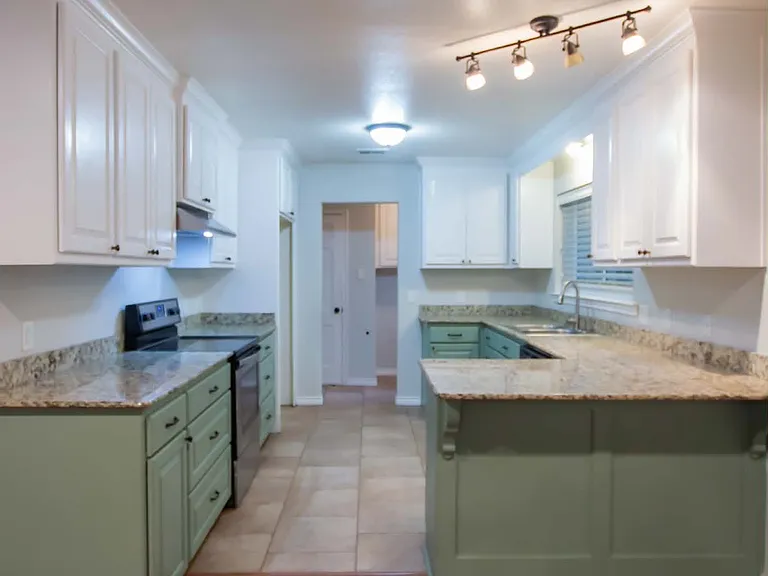 2110 Inwood Cir — Photo 8