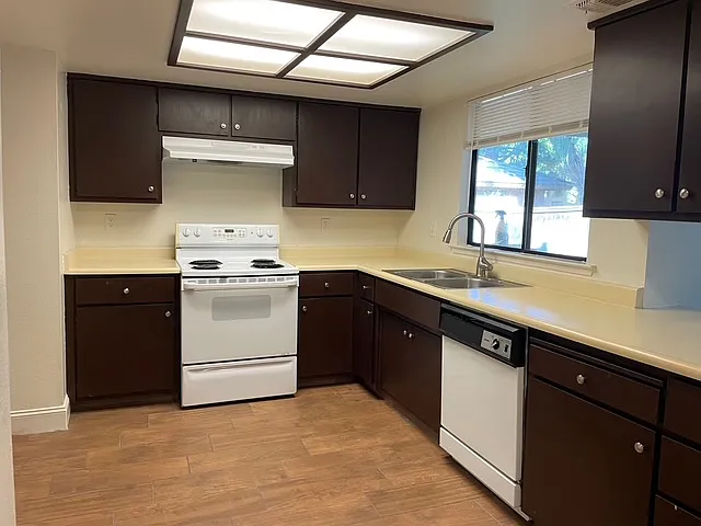 1025 Barnett Way #24 — Photo 4