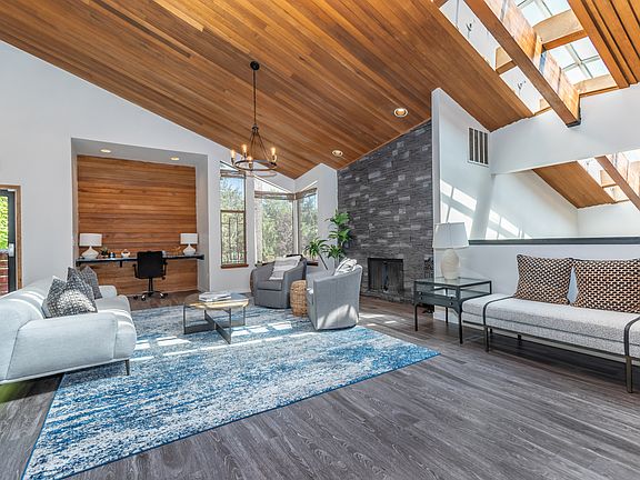 Cozy and Sophisticated Lounge at Mariposa Apartments