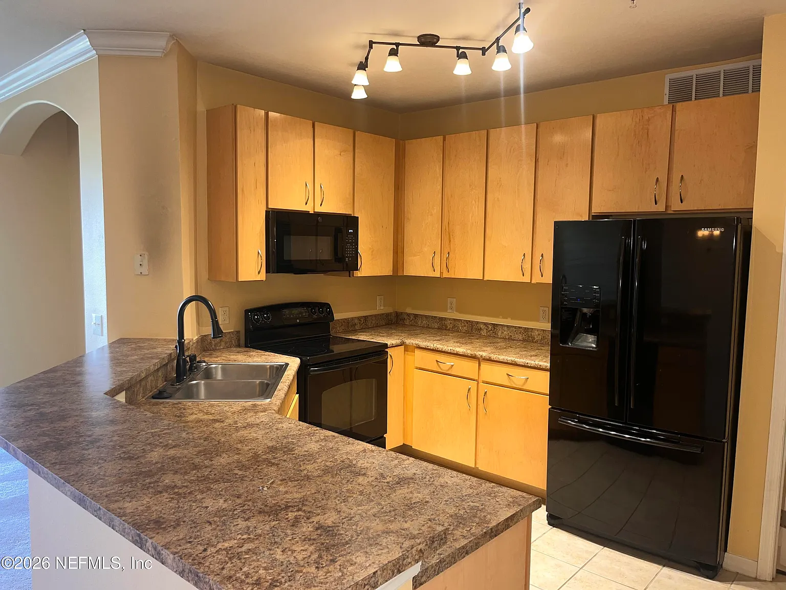 3 bed, 2.0 bath, 1499 sqft, $1,900 — Photo 2