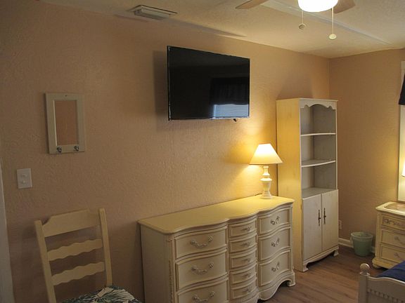 3rd image of 702 Hughlett Ave Room 2