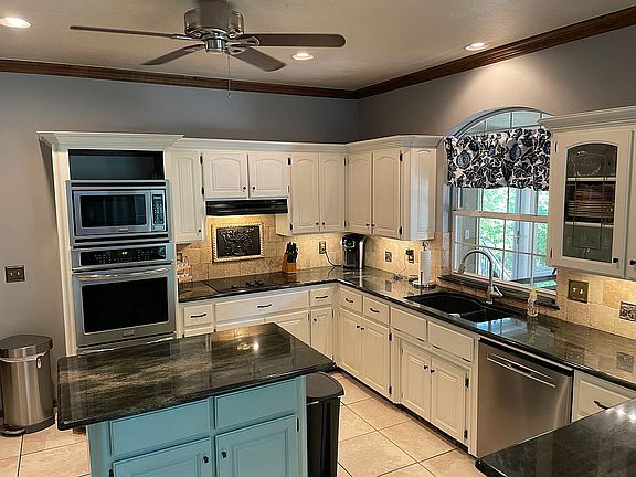 Kitchen - double ovens 