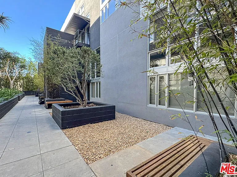 1037 N Laurel Ave #10B — Photo 26