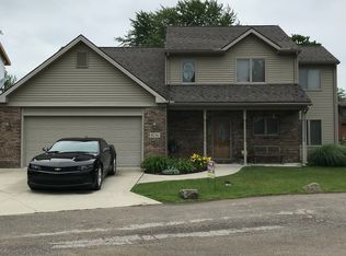 8236 E Cassandra Dr, Syracuse, IN 46567