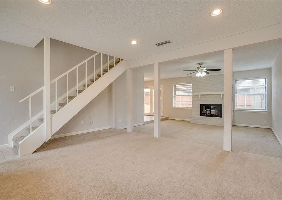 1st image of 2055 Clubview Dr