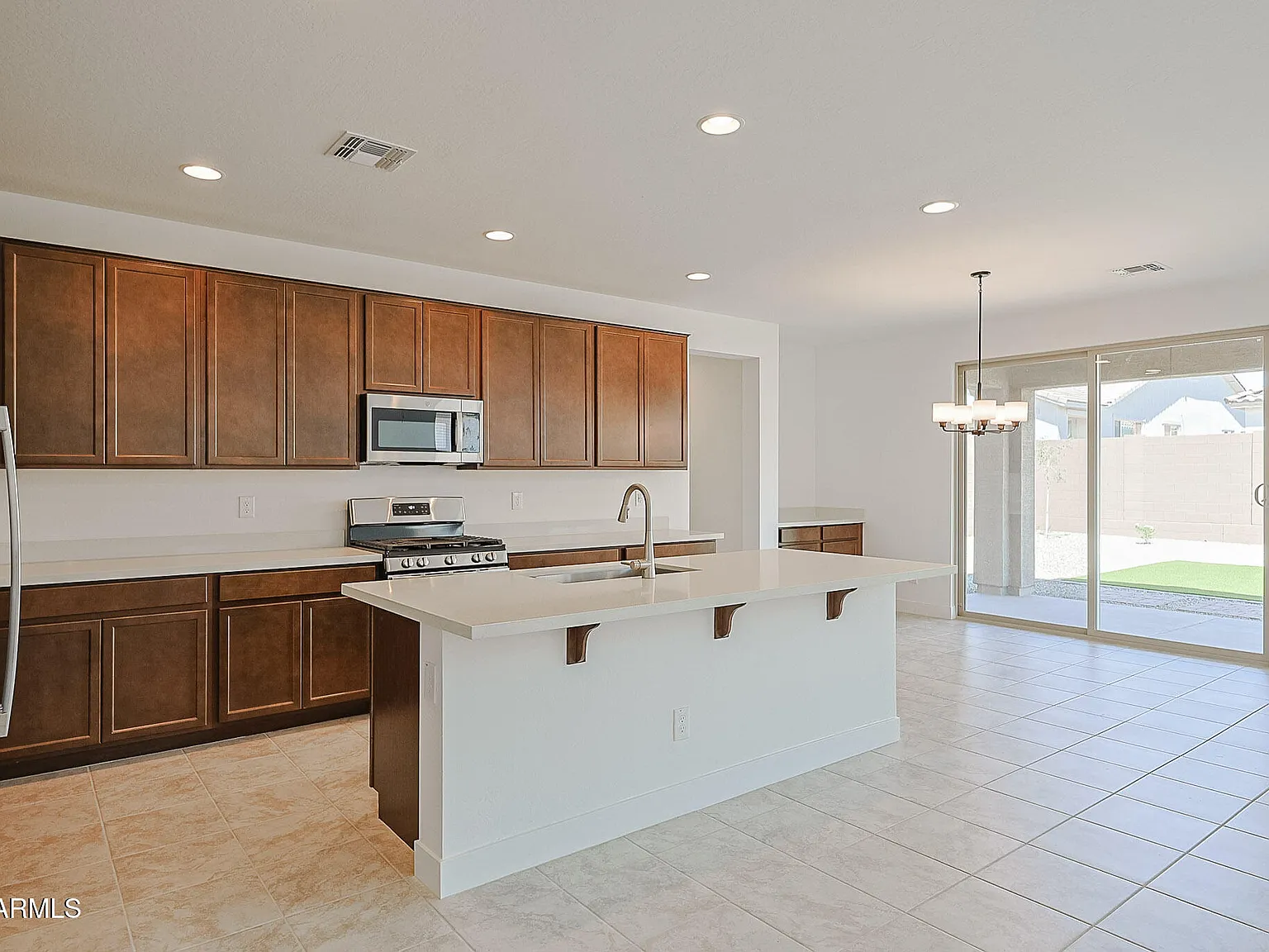 5 bed, 3.0 bath, 2456 sqft, $2,550 — Photo 3