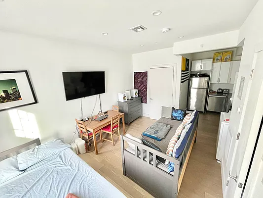 Rented by Delmark Realty LLC | media 15