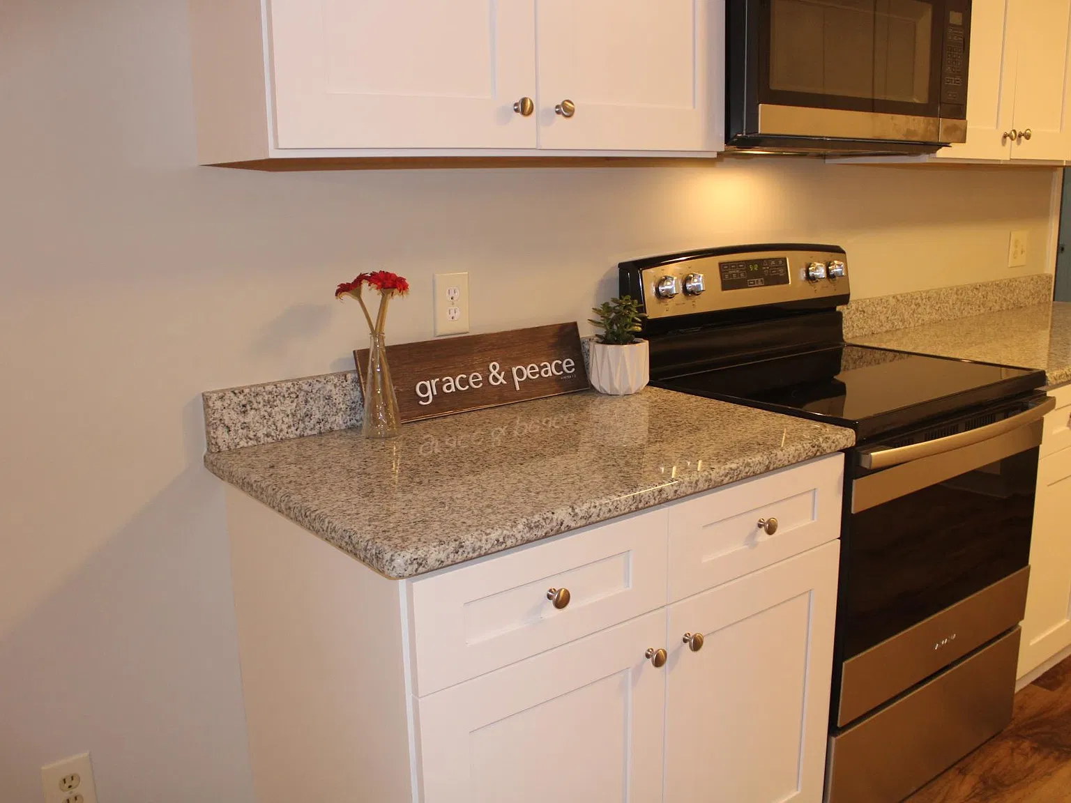 345 Leslie Rd — Photo 3