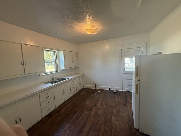 5th image of 530 W 18th St APT A