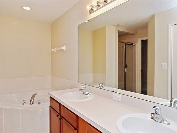 4th image of 592 Hatchwood Dr