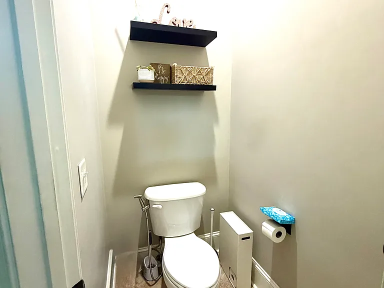 406 Leamington Ln — Photo 9