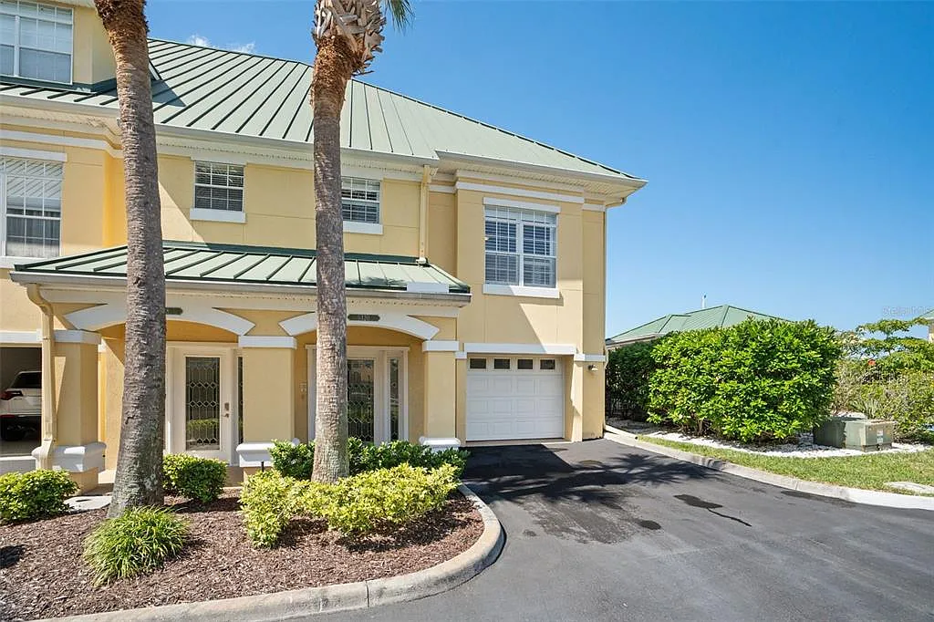 3 bed, 2.5 bath, 2350 sqft, $6,200 — Photo 1