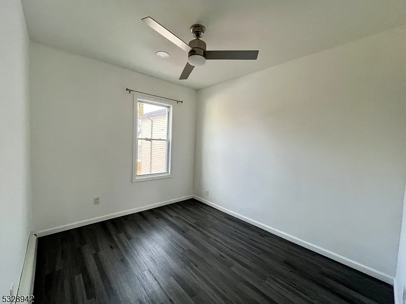 3 bed, 1.5 bath, 1500 sqft, $2,700 — Photo 2