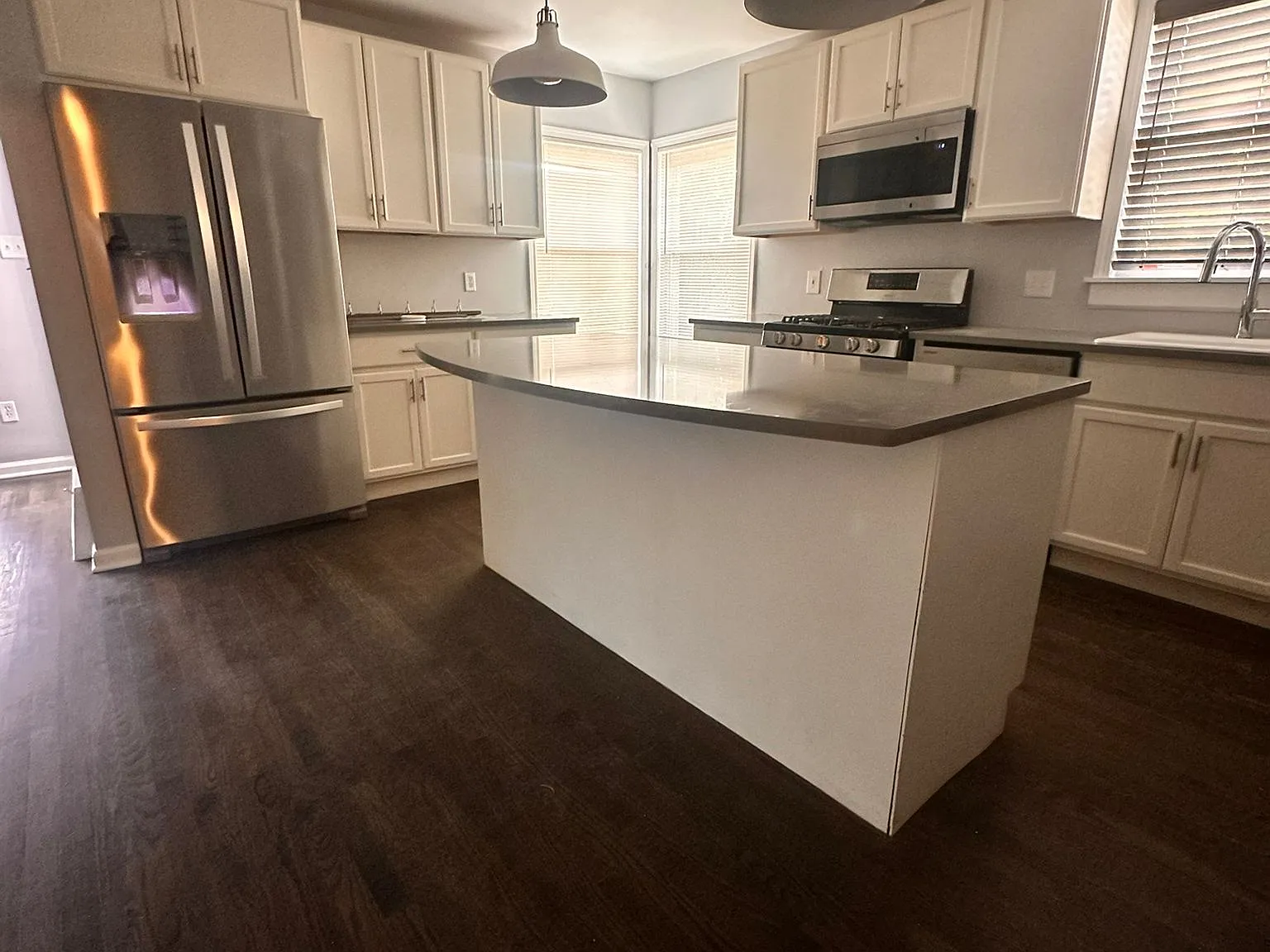 3 bed, 1200 sqft, $2,200 — Photo 4