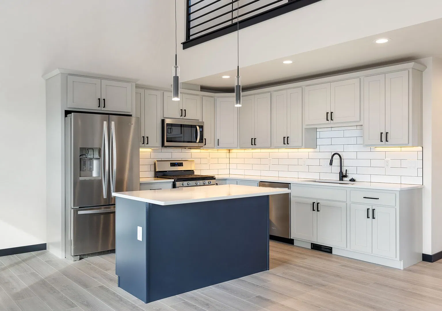 New luxury condo. Huge terrace with mountain views. Central location. — Photo 4