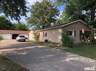 403 W Hudelson St, Benton, IL 62812