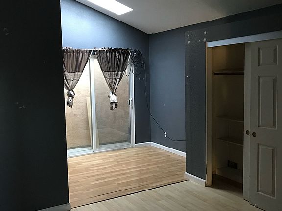 3rd image of 929 W Sombrero Way