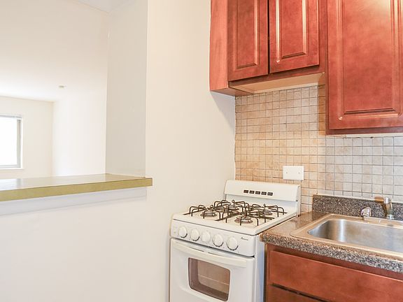 5th image of 1054 W Catalpa Ave #523
