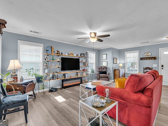 4th image of 748 W Vincent Dr