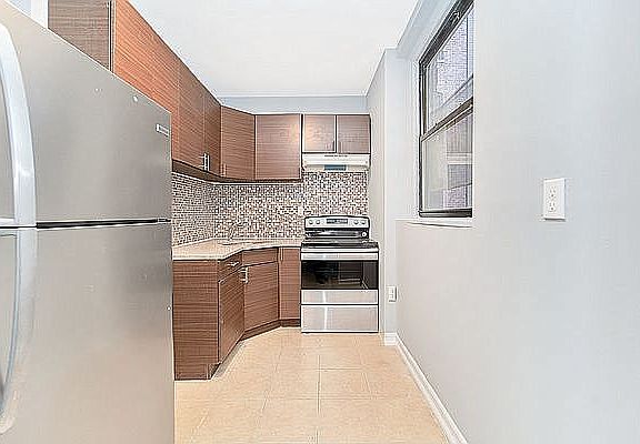 4th image of 506 W 213th St #1F