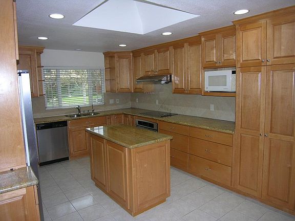 3rd image of 980 Wallace Dr