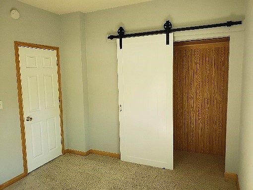 bedroom w/barn door closet
