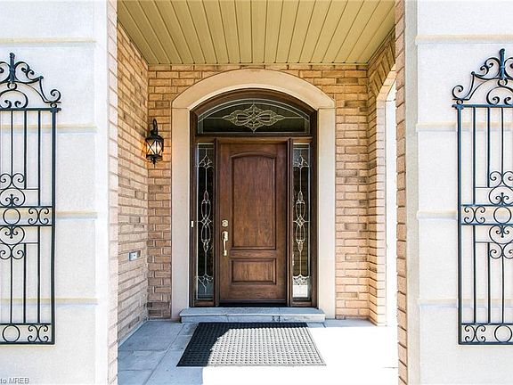 3rd image of 227 Innville Cres