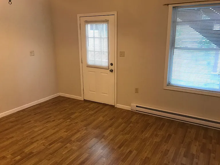 1460 Logan Ave — Photo 9