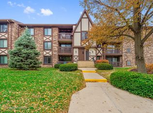 525 Cumnor Rd APT 103, Westmont, IL 60559