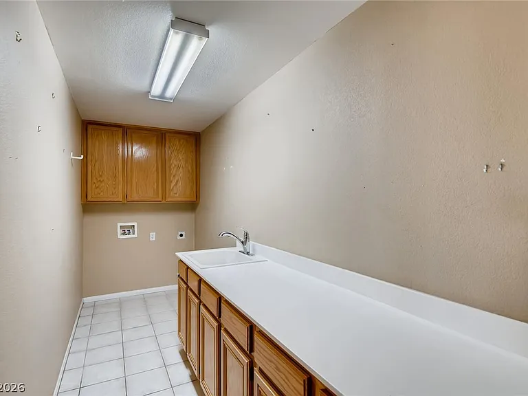 1048 Royal Skyline St — Photo 14